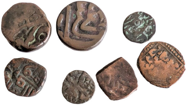 Lot of (7) Islamic and Indian bronze coins - Image 2