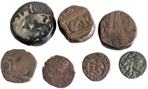 Lot of (7) Islamic and Indian bronze coins - Image 2