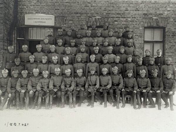 Uudenmaan Rykmentti 1. Komppania ryhmäkuvassa 1929