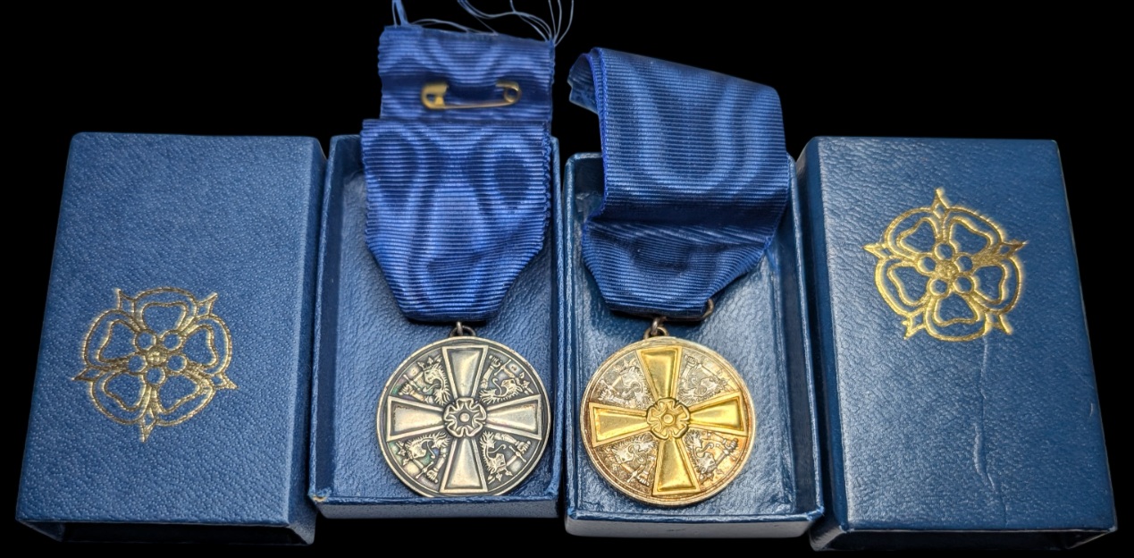 Suomen valkoinen ruusun 1. lk ansiomitalit