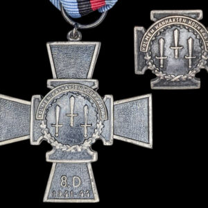 8. Divisioonan muistoristi 1941-44 + asevelimerkki